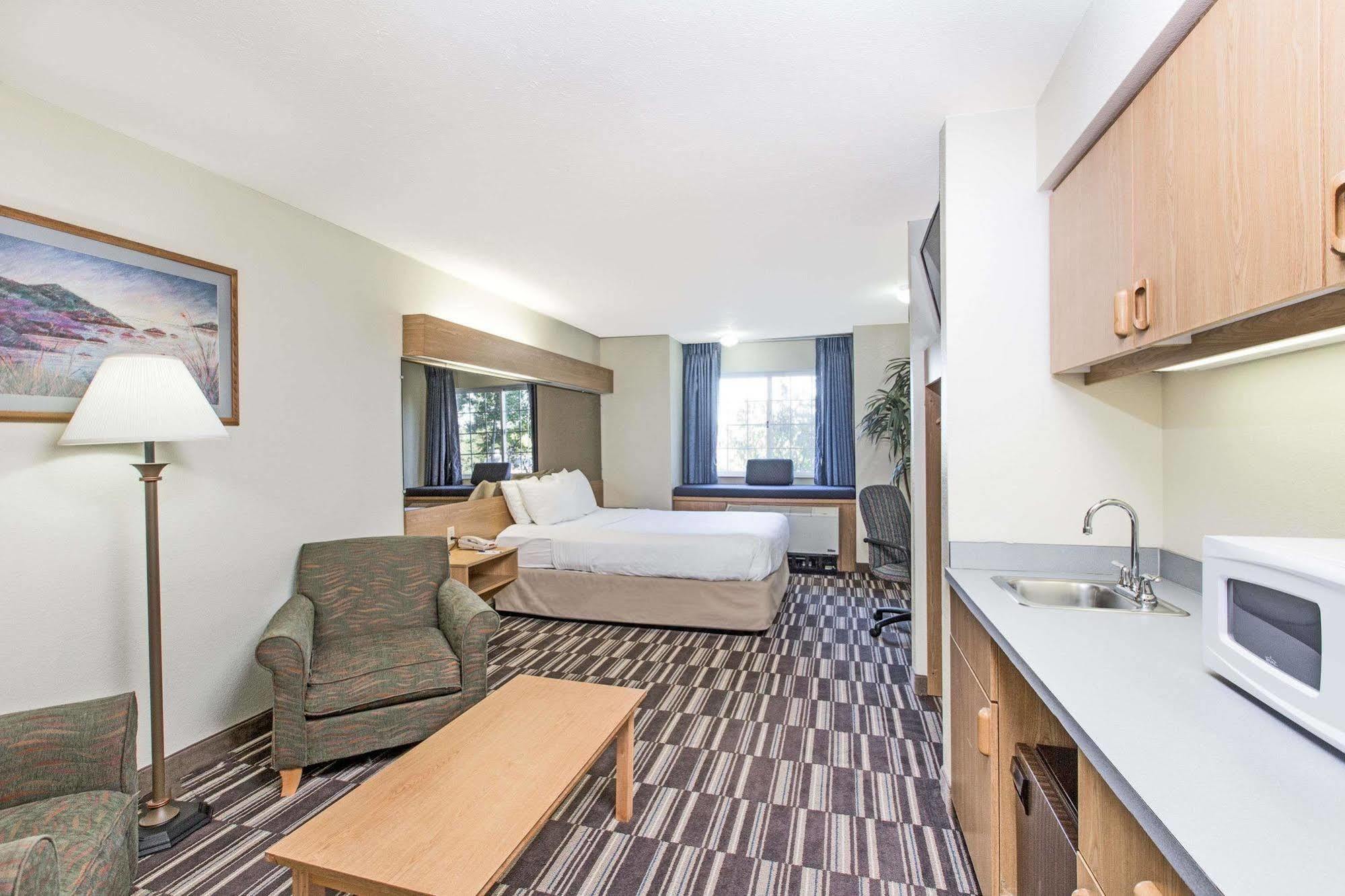 Baymont Inn & Suites By Wyndham Anchorage Airport Exterior photo