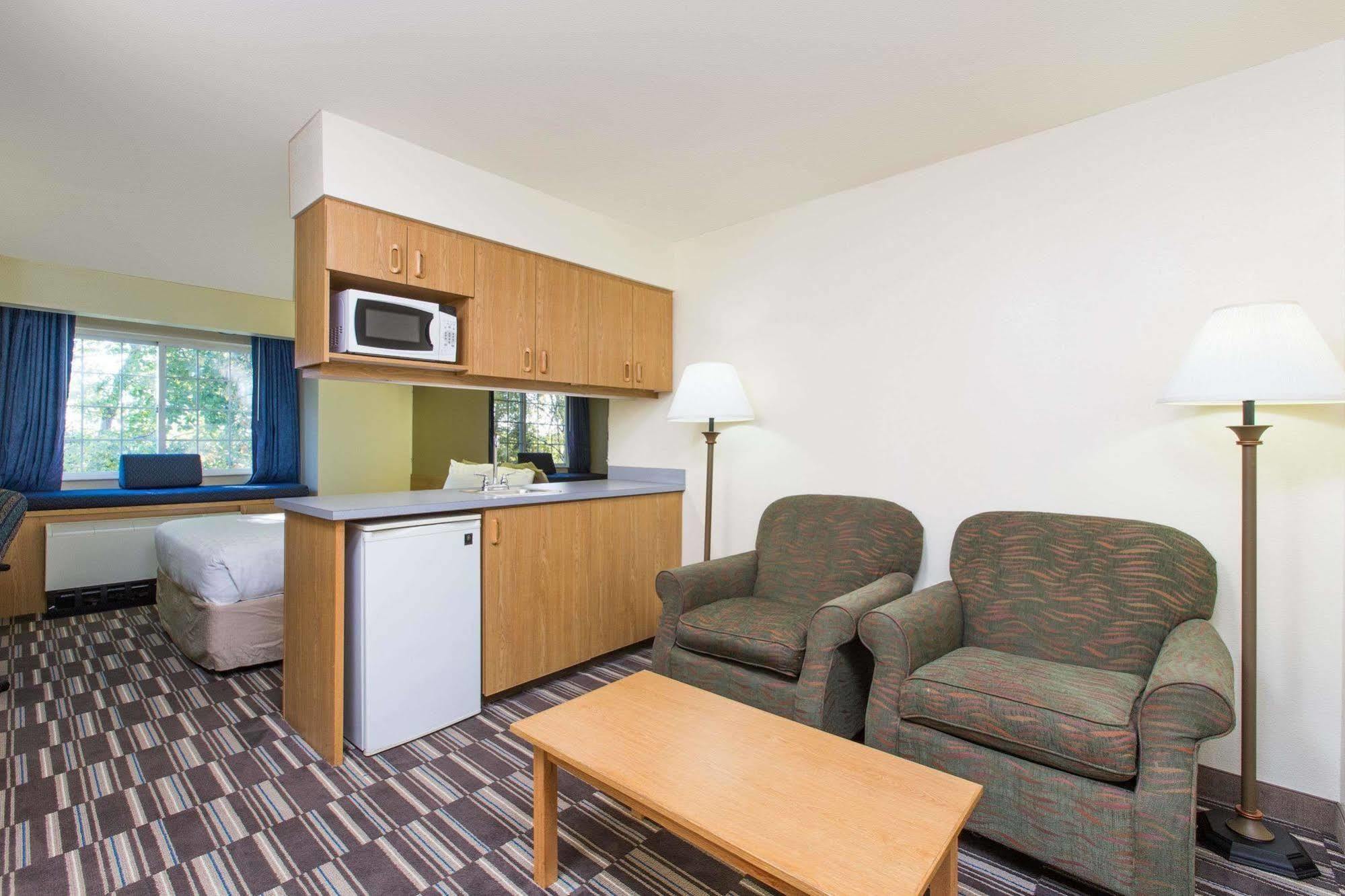 Baymont Inn & Suites By Wyndham Anchorage Airport Exterior photo