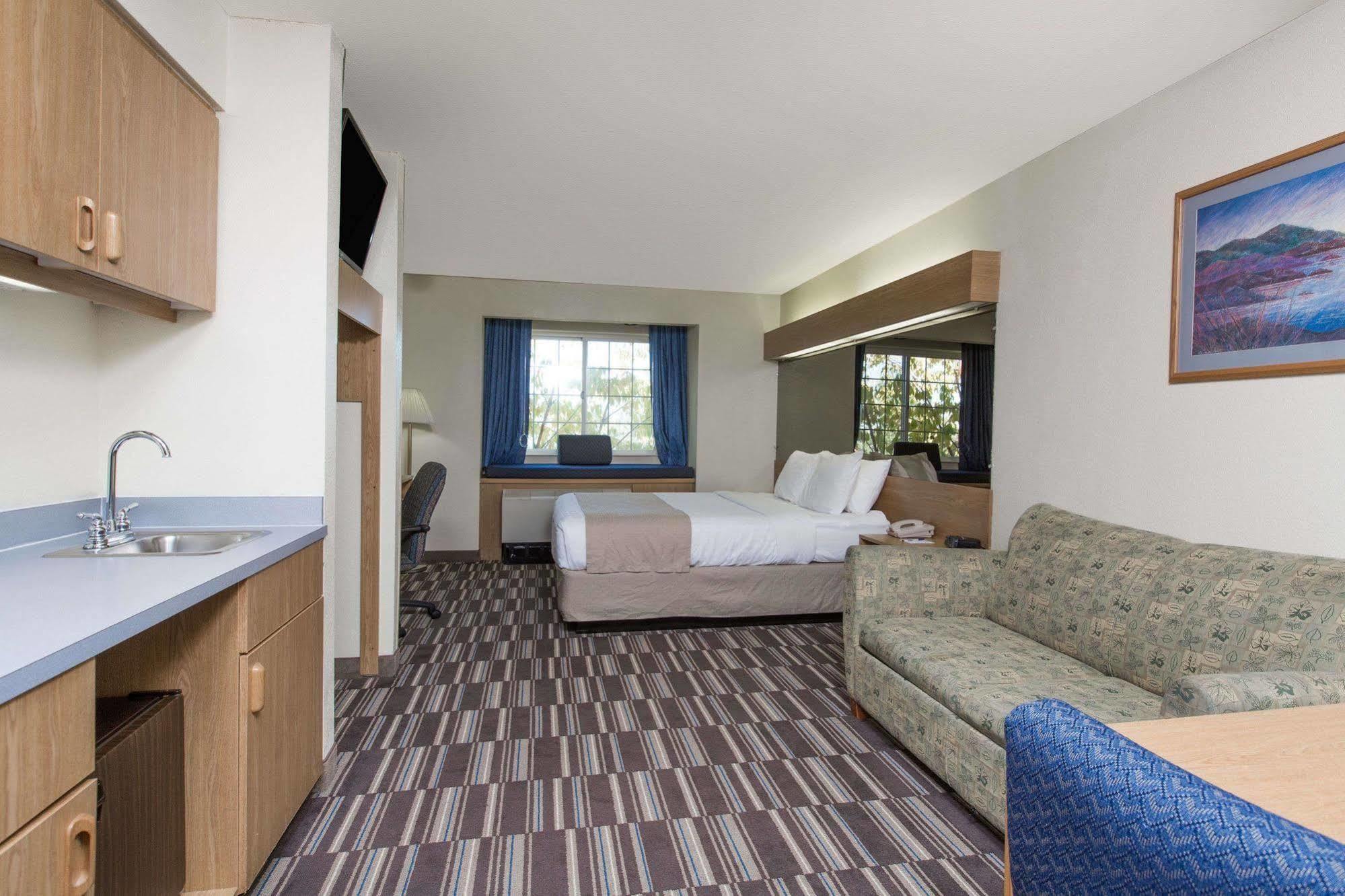 Baymont Inn & Suites By Wyndham Anchorage Airport Exterior photo